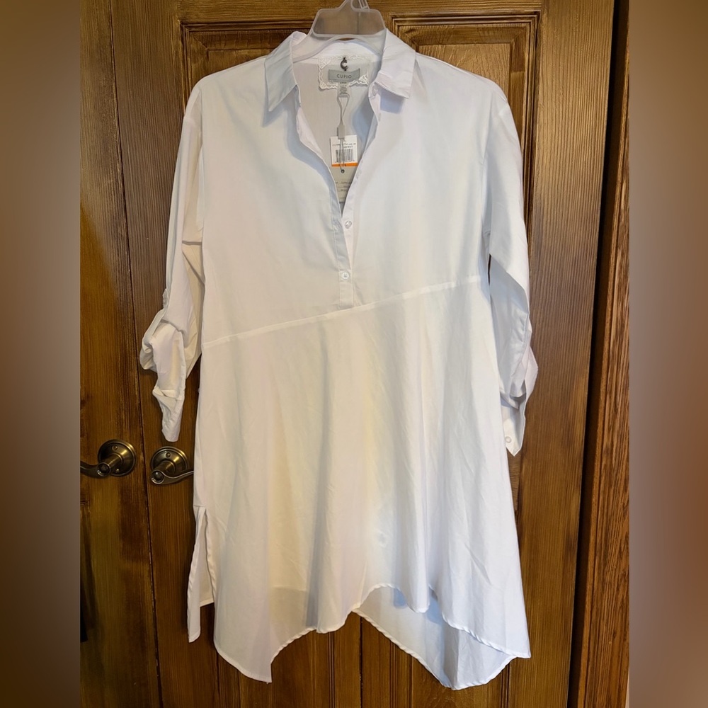 Cupio White Collared Asymmetrical Tunic Hem Blouse with a button up design.